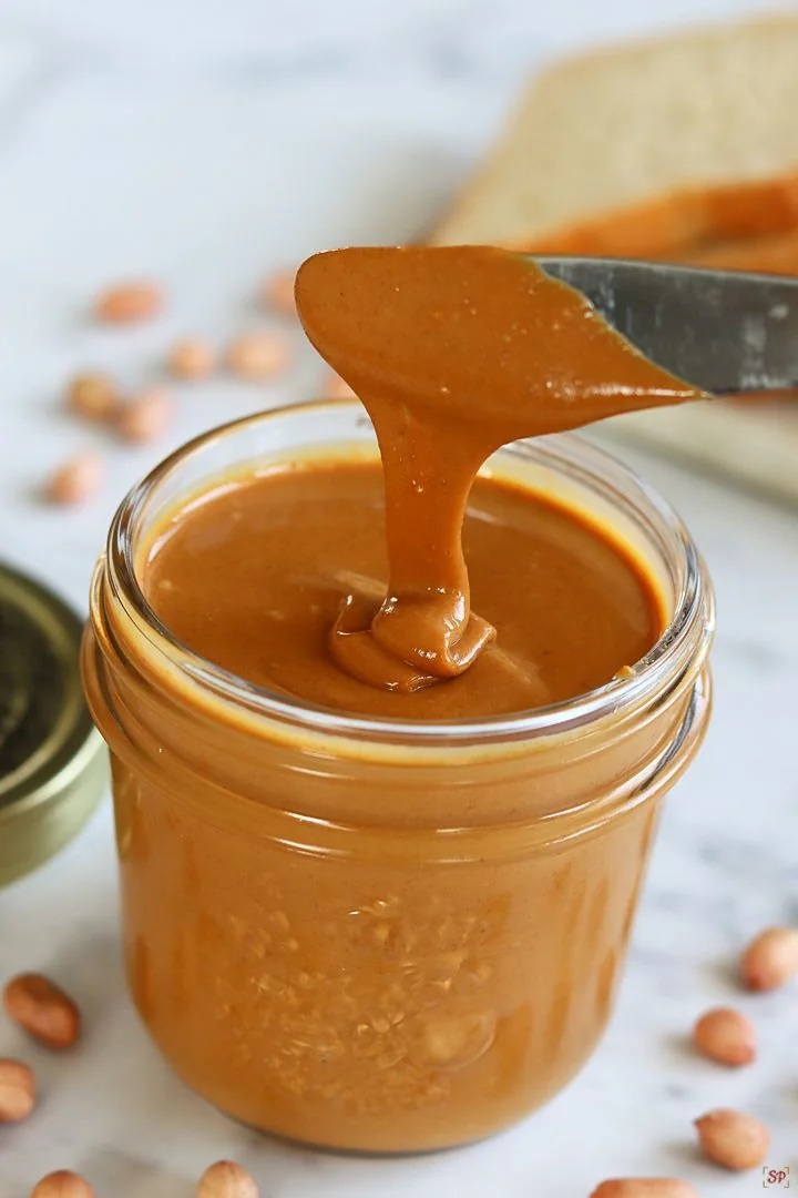 땅콩버터 섭취량이 생각보다 높아질 수 있음을 보여주는 이미지