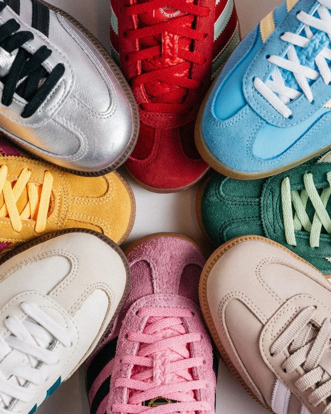 헬스장에서 신발 선택을 고민하는 상황을 표현한 이미지