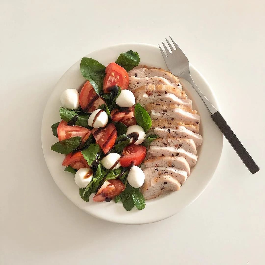 늦은 시간 운동 후 가벼운 회복식을 예시로 보여주는 이미지